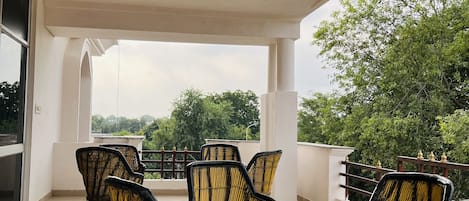 Deluxe Room | Living area