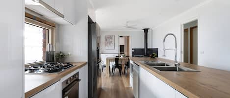 Réfrigérateur, four à micro-ondes, un four, surface de cuisson