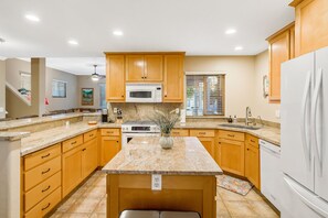 Frigorifero, microonde, forno, piano cottura