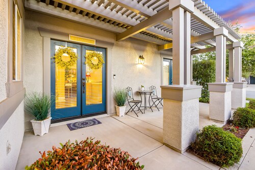 Comfortable home near beach with enclosed yard & patio, W/D, grill