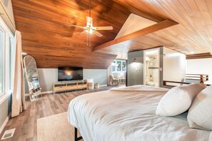 3 habitaciones, escritorio y tabla de planchar con plancha