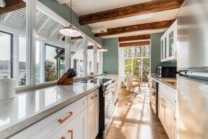 Jääkaappi, mikroaaltouuni, uuni, liesi