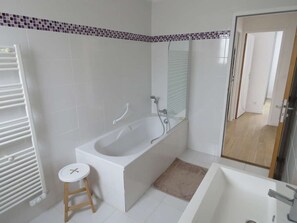 Ensemble douche/baignoire, sĂšche-cheveux, papier toilette
