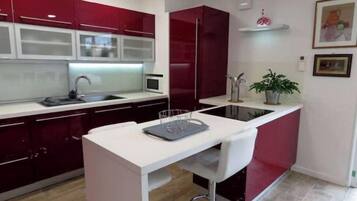 Jääkaappi, uuni, liesi, astianpesukone