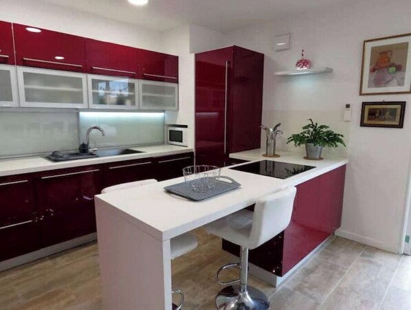 Fridge, oven, stovetop, dishwasher