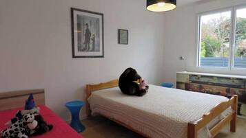 3 slaapkamers, een strijkplank/strijkijzer, reisbedje, gratis wifi