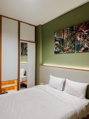 Escritorio, espacio para trabajar con laptop y wifi gratis