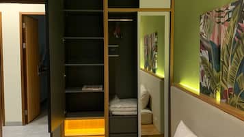 Executive Studio Suite | Desk, laptop workspace, free WiFi, bed sheets