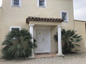 A building with a white door, a covered entrance with columns, and two palm trees. - Superb luxury villa Orcivale Mougins - 4 bedrooms with swimming pool (Mougins)