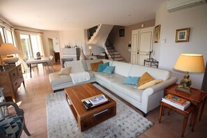 Smart TV, chimenea, videojuegos, reproductor de DVD