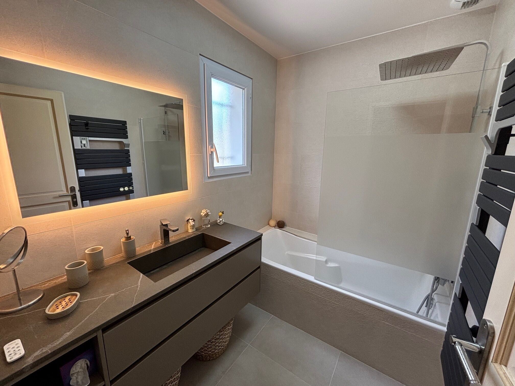 Baignoire, sèche-cheveux, serviettes fournies, savon