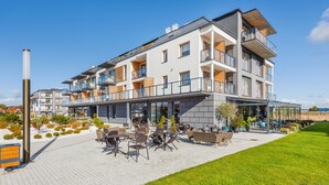 Ein mehrstöckiges Hotel mit Außenbereich und Restaurant.