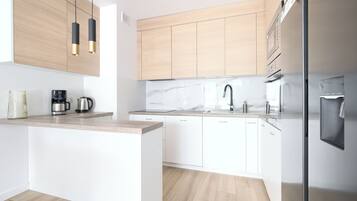 Departamento (D 39) | Cocina privada | Refrigerador, parrilla de estufa y cafetera de espresso