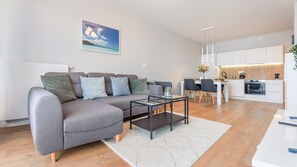 Apartment (15 D) | Living area | Flat-screen TV - Apartamenty Sun & Snow BLUE II (Sarbinowo)