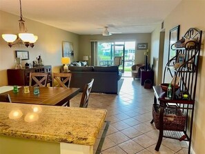 テレビ、DVD プレーヤー