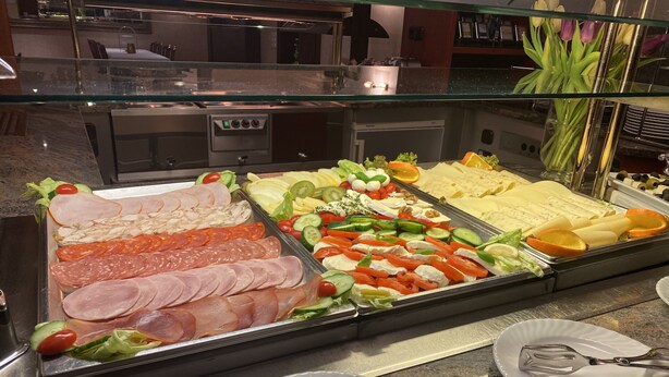 A buffet with various food options including meats, cheeses, and vegetables. - Hotel Villa Sophia (Warendorf)