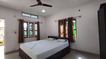 Deluxe Room | 1 bedroom, bed sheets