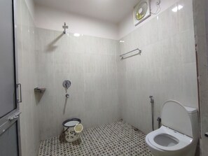 Habitación Deluxe | Baño | Ducha, cabezal de ducha tipo lluvia y toallas