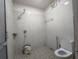 Deluxe Room | Bathroom | Shower, rainfall showerhead, towels