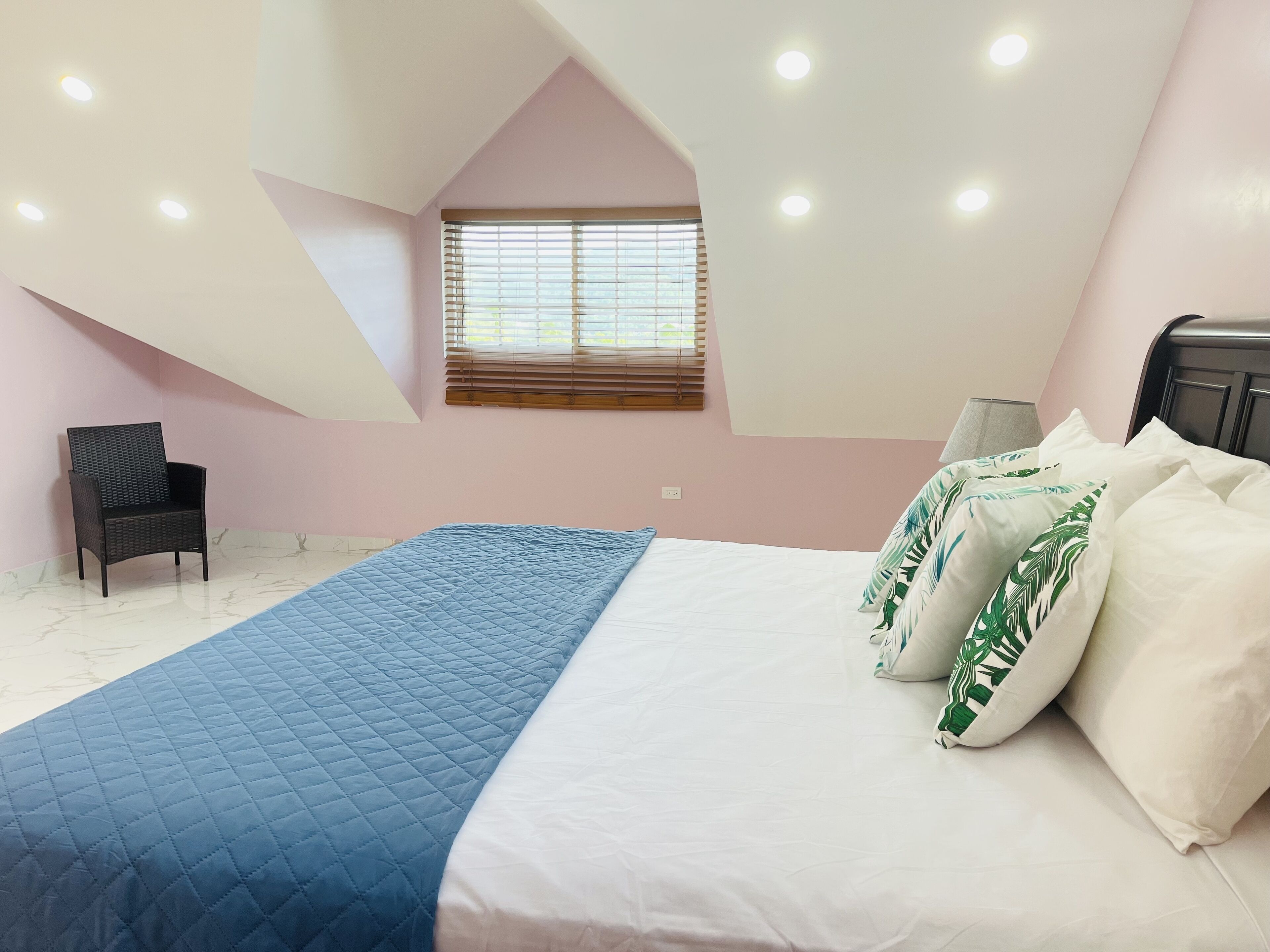 King Suite | Premium bedding, soundproofing, iron/ironing board, free WiFi