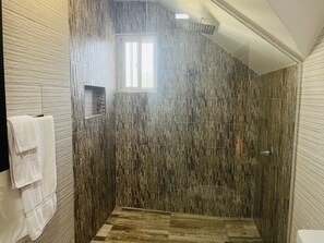King Suite | Kamar mandi | Shower, perlengkapan mandi gratis, pengering rambut, dan handuk
