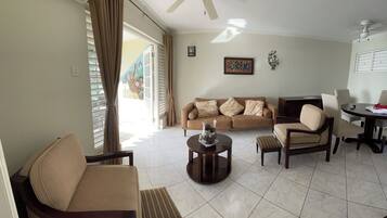 Apartemen Deluks | Area keluarga | Televisi layar datar 40-inci dengan saluran TV digital, TV, dan Netflix