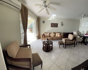 Apartamento Deluxe | Zona de estar | Una televisión de pantalla plana, Netflix, servicios de streaming