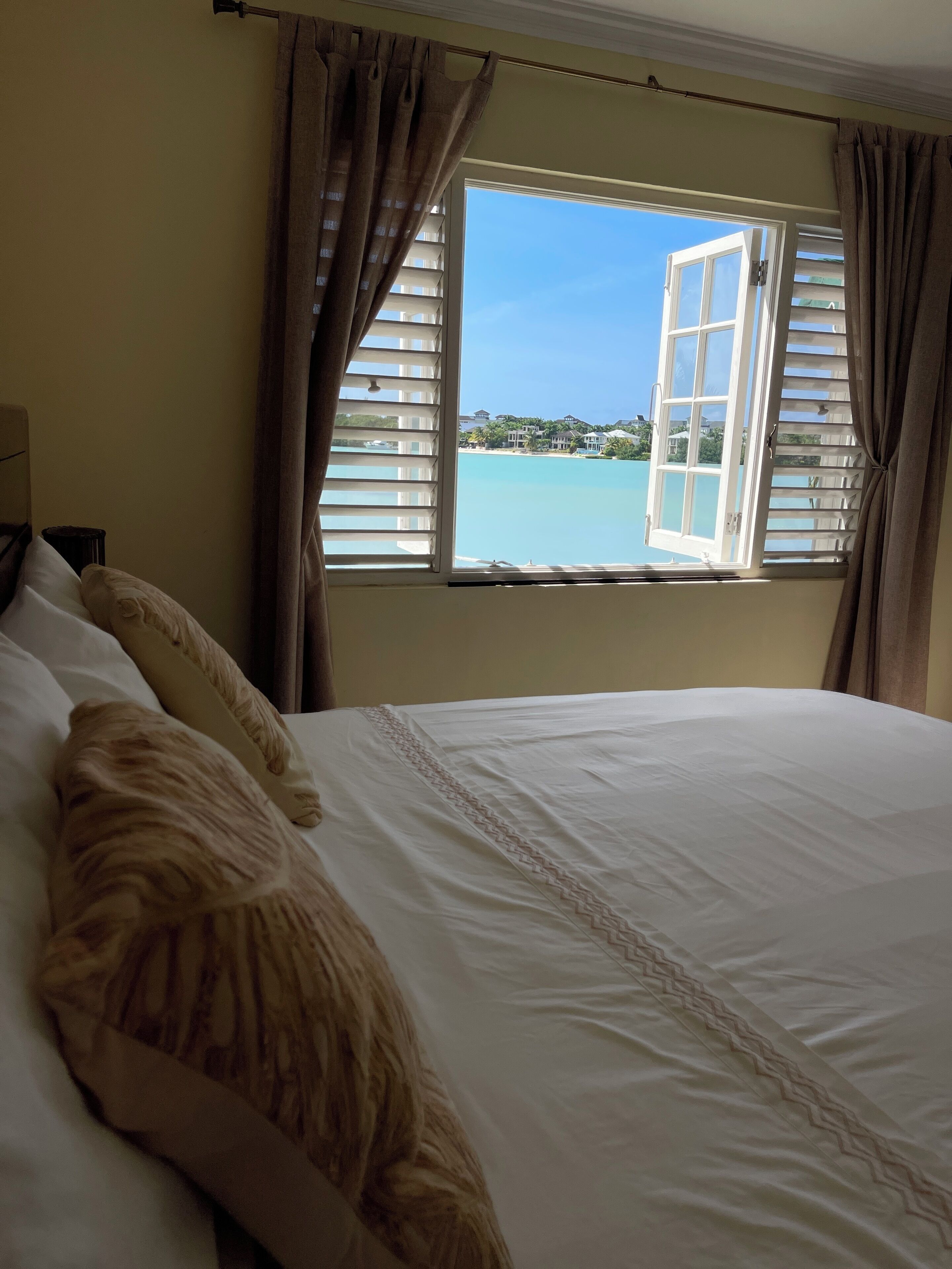 Deluxe Apartment | Premium bedding, soundproofing, iron/ironing board, free WiFi