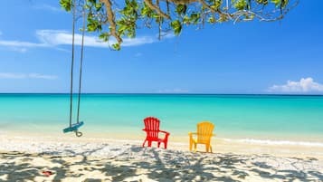 بالقرب من الشاطئ، رمال بيضاء