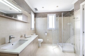 Shower, hair dryer, towels - La Manga Club Las Brisas Villa 594 (La Manga Club, Cartagena)