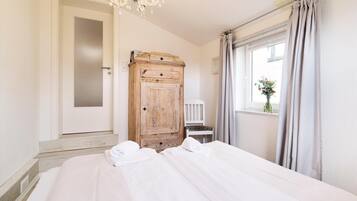 1 bedroom, desk, travel cot, free WiFi