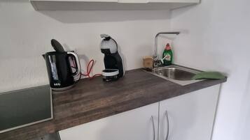 Fridge, oven, stovetop, coffee/tea maker