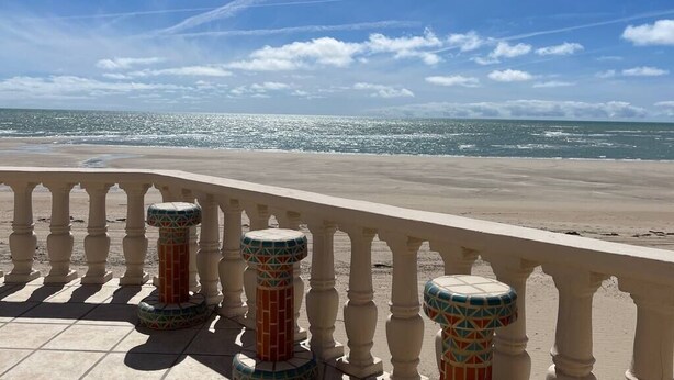 A balcony with a view of the beach and ocean. - Casa Semana- Beachfront home (up to 16 guests!) (Playa La Jolla)