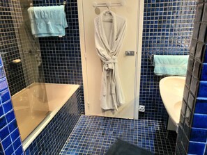 Duschwanne, Haartrockner, Handtücher, Seife