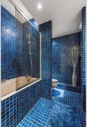 Combinazione doccia/vasca, asciugacapelli, asciugamani, sapone