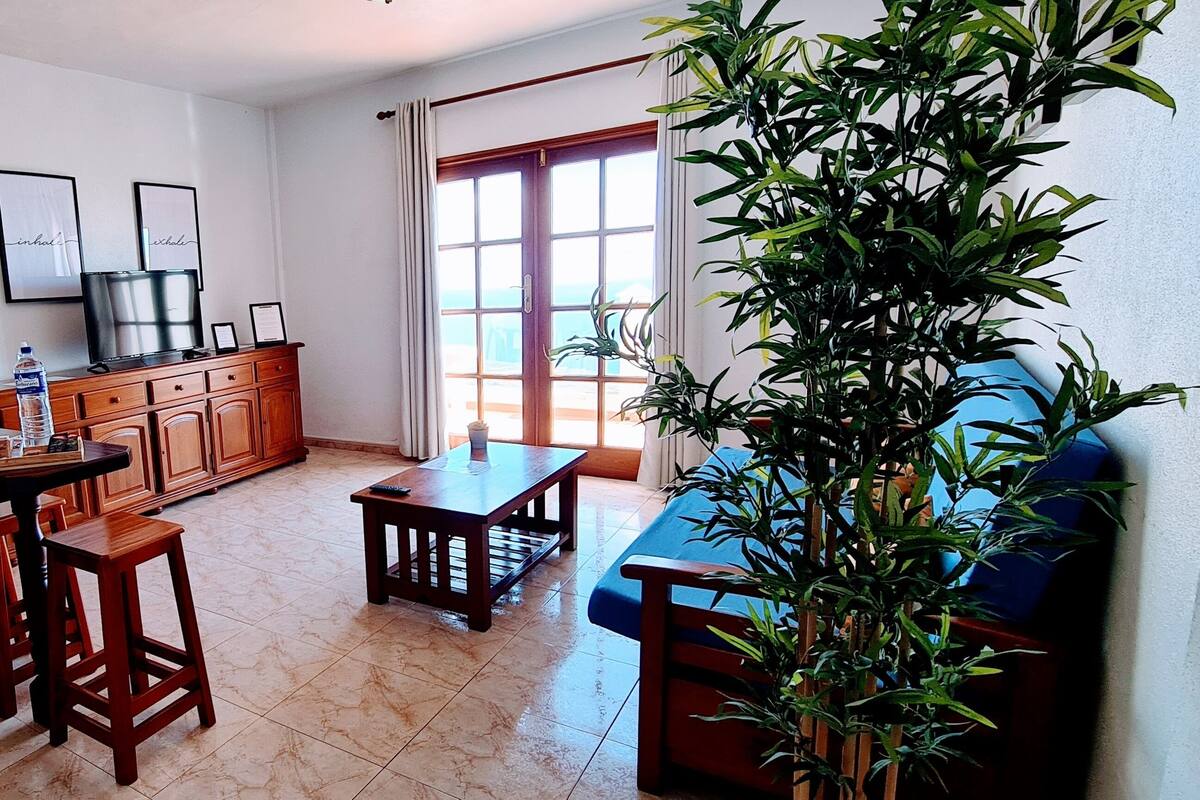Apartamento superior, 1 habitación, vistas al mar | Zona de estar | Televisión de 32 pulgadas con canales digitales