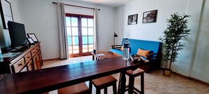 Apartamento superior, 1 habitación, vistas al mar | Zona de estar | Televisión de 32 pulgadas con canales digitales