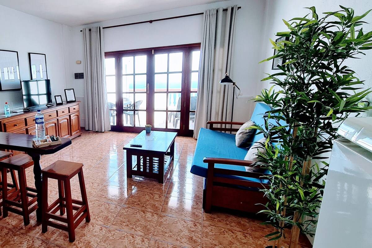 Apartamento Confort | Zona de estar | Televisión de 32 pulgadas con canales digitales