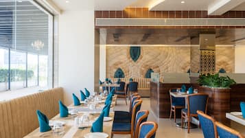 Menyajikan hidangan lokal dan internasional