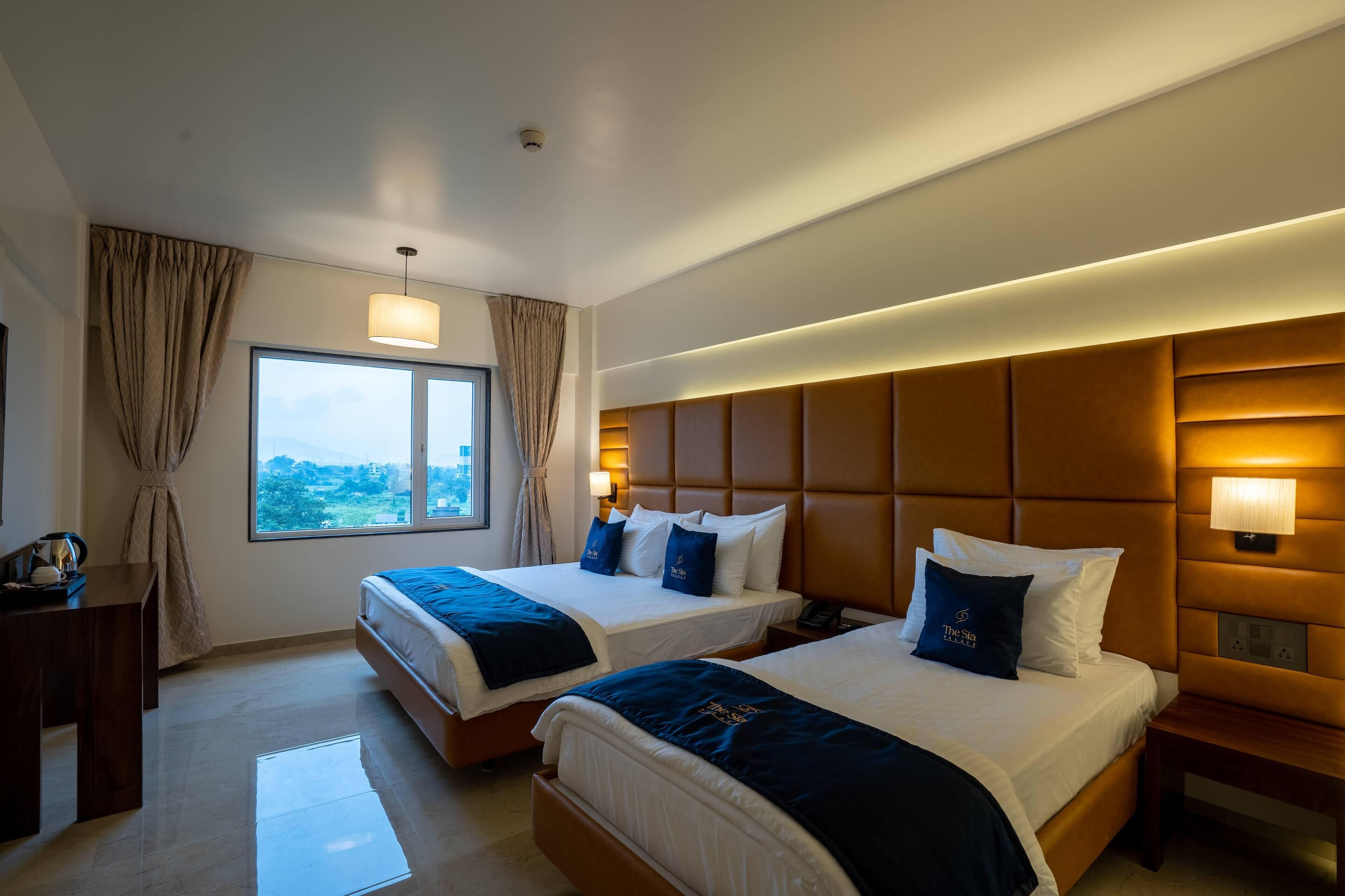 尊贵客房 | 高档床上用品、迷你吧、客房内保险箱、办公桌