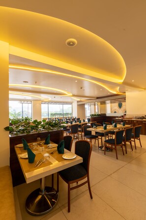 Breakfast, lunch, dinner served; local and international cuisine - Mastiff Grand The Sia Palace Suites & Banquets, Khopoli (Nr. Imagica) (Khalapur)