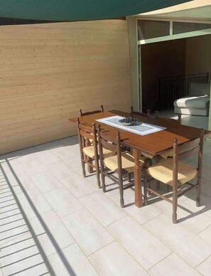 Outdoor dining - Casa Marconi, duplex apartment with terrace (Aragona)