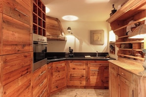 Kylskåp, mikrovågsugn, ugn och spishäll