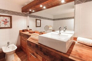 Bañera, secador de pelo y toallas