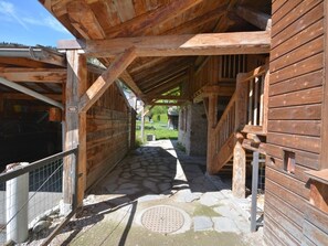 A wooden building with a stone pathway leading to a gate. - Modern chalet for 10 near slopes with parking and WIFI (Morzine)