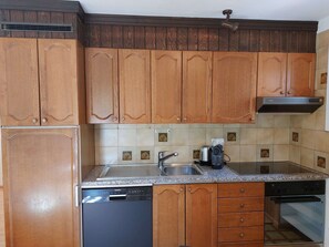 Réfrigérateur, plaque de cuisson, lave-vaisselle, cafetière/bouilloire