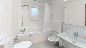 Haartrockner, Bidet, Handtücher