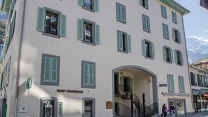 Un edificio con varias ventanas y un letrero que dice "BNP PARIBAS".