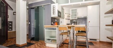 Fridge, oven, stovetop, dishwasher
