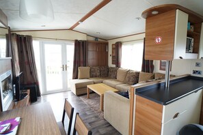 Chalet | Private kitchen | Fridge, microwave, oven, stovetop - 3 Bedroom Caravan at Manor Park Hunstanton (Hunstanton)